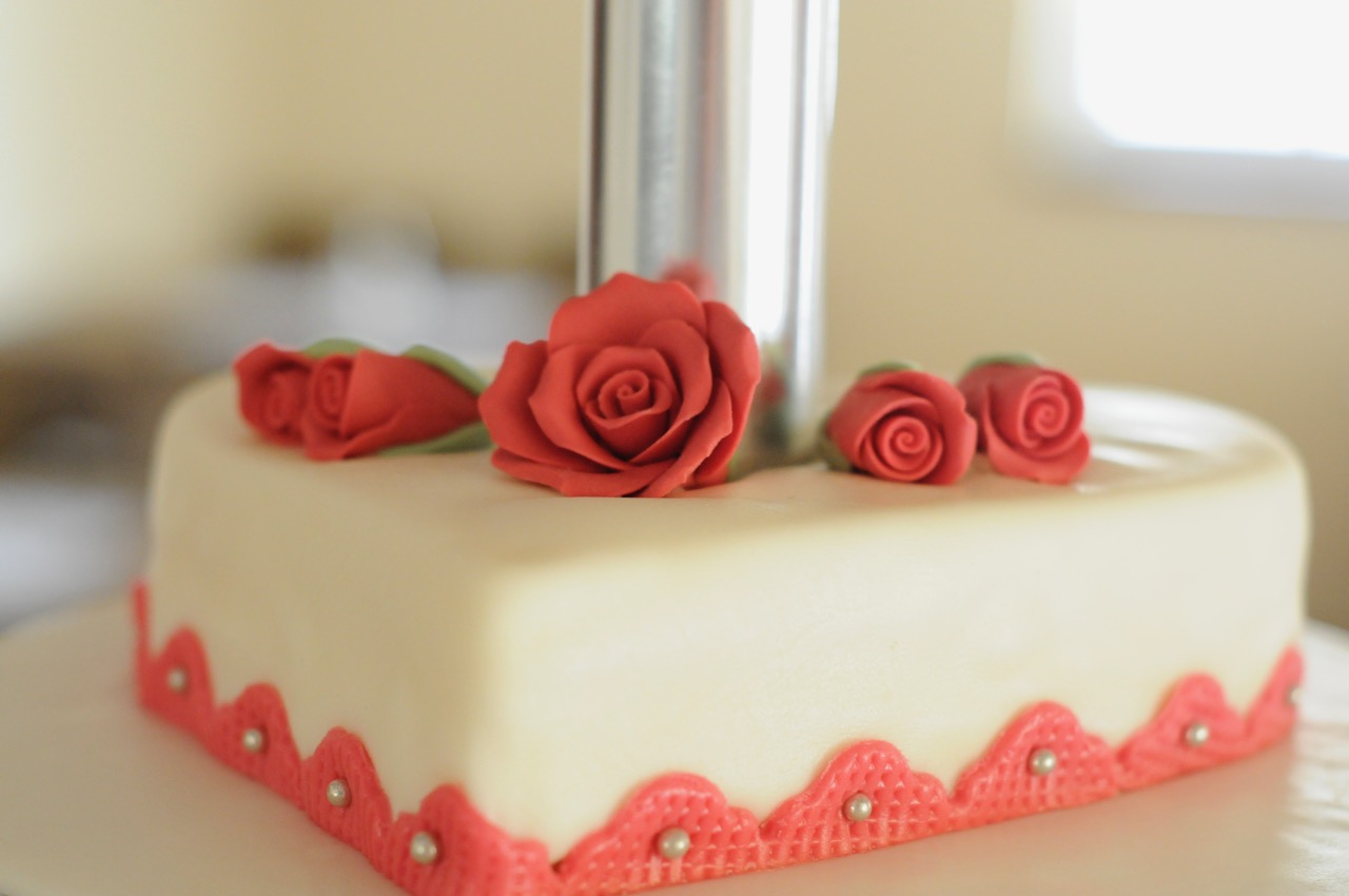 Detailansicht Herztorte mit Zuckerrosen dekoriert